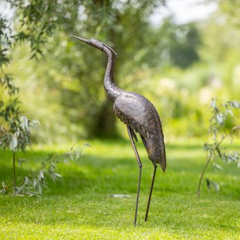 Metalen tuinbeeld van een reiger, gemaakt door een Afrikaanse kunstenaar. 